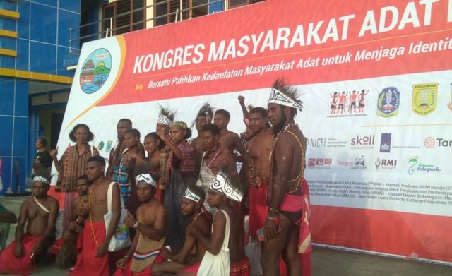 Masyarakat adat Suku Malamoi di Sorong,Papua Barat saat menghadiri Kongres AMAN VI di Jayapura. (Foto Media Center KMAN VI)