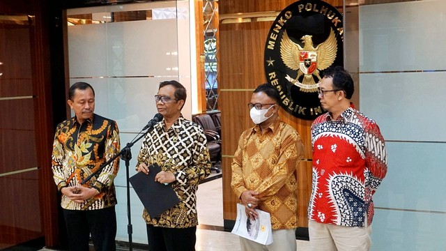 Menkopolhukam Mahfud MD (kedua kiri) bersama sejumlah pimpinan Komnas HAM melakukan konferensi pers terkait tragedi kanjuruhan di Kantor Kemenkopolhukam RI, Jakarta pada Kamis (3/11/2022). Foto: Iqbal Firdaus/kumparan