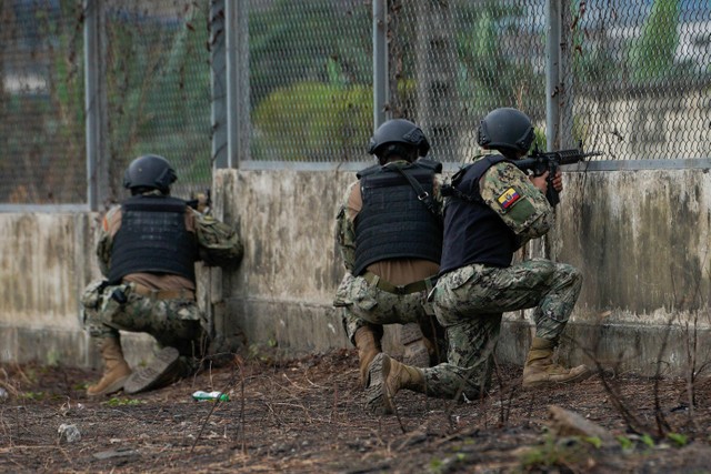 Tentara menjaga sebuah gerbang setelah beberapa narapidana tewas dalam perkelahian antar geng di Guayaquil, Ekuador, Rabu (2/11/2022). Foto: Santiago Arcos/REUTERS