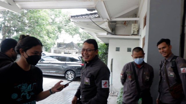 Direktur Waroeng SS atau Spesial Sambal, Yoyok Heri Wahyono mendatangi kantor Disnakertrans DIY, Kamis (3/11). Foto: Arfiansyah Panji Purnandaru/kumparan