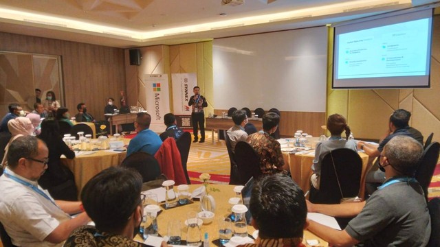 Chief Operating Officer PT Digital Solusi Grup, Novaldi Nur Rochman Putra saat memberikan arahan. Foto / Feni Yusnia