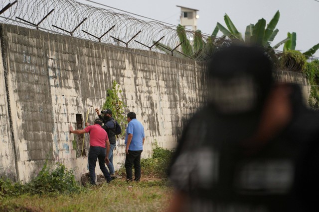 Personel dari penjara memeriksa lubang di dinding setelah beberapa narapidana tewas dalam perkelahian antar geng di Guayaquil, Ekuador, Rabu (2/11/2022). Foto: Santiago Arcos/REUTERS