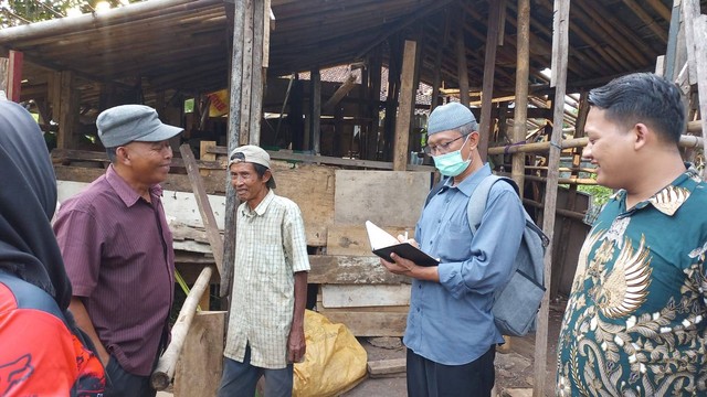 Tim Kemensos RI saat mendatangi tempat tinggal Suwito. | Foto: Sinta Yuliana/Lampung Geh