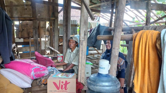 Tim Kemensos RI saat mendatangi tempat tinggal Suwito. | Foto: Sinta Yuliana/Lampung Geh
