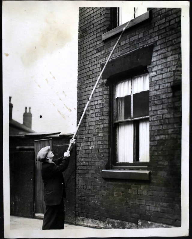 Ilustrasi Knocker Uppers di Inggris. Foto: Hulton Archive/Getty Images