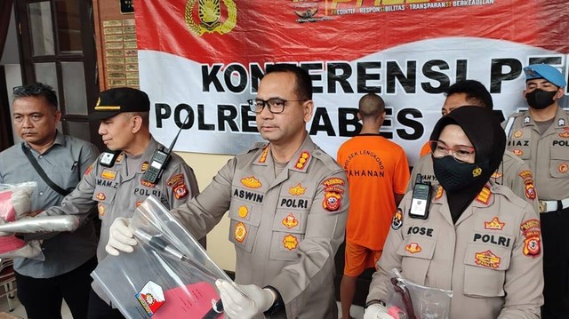 Pers rilis kasus bentrokan dua kelompok bermotor di Mapolrestabes Bandung pada Kamis (3/11/2022). Foto: Rachmadi Rasyad/kumparan