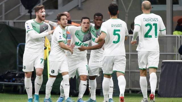 Pemain Sassuolo Giacomo Raspadori merayakan gol pertama mereka bersama rekan setim saat melawan Inter Milan di San Siro, Milan, Italia, Minggu (20/2/2022). Foto: Alessandro Garofalo/Reuters