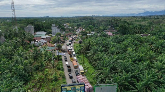 Kendaraan terjebak macet di perbatasan Aceh dan Sumut, kawasan Aceh Tamiang. Foto: Edo untuk acehkini