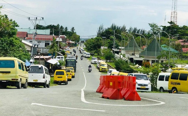 Antrean angkot berbagai trayek di Kaimana di Depan Kantor DPRD Kaimana