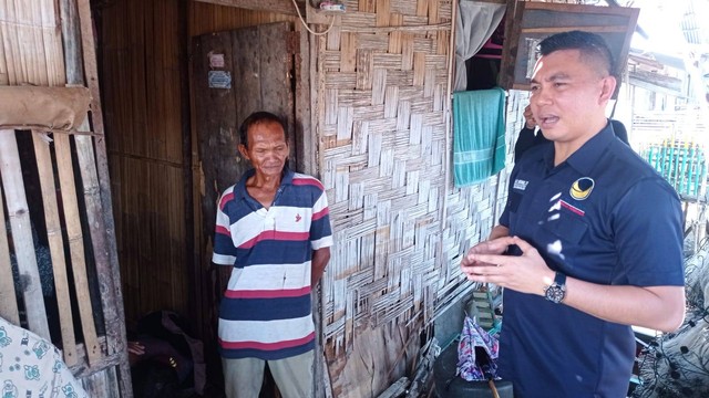 Wakil Ketua DPRD Kabupaten Minahasa Selatan (Minsel), Paulman Runtuwene saat mengunjungi keluarga miskin di Desa Arakan. 