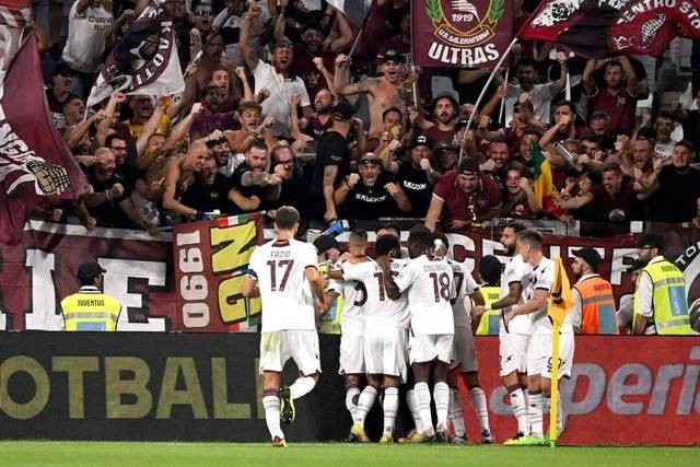 Selebrasi pemain Salernitana saat melawan Juventus. Foto: Alberto Lingria/REUTERS