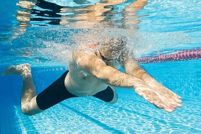 Ilustrasi renang gaya dada sering disebut juga dengan gaya katak atau breast stroke. Foto: Pexels