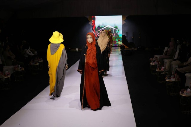 Busana Rumoh Syar'i dalam Muslim Fashion Week (MFW) 2022 di Banda Aceh. Foto: Abdul Hadi/acehkini