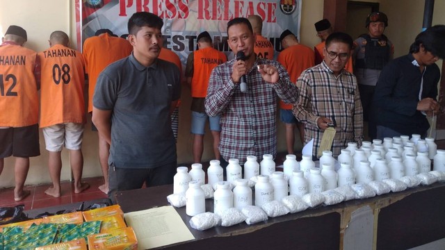 Polresta Mamuju merilis kasus pengungkapan peredaran narkoba dan obat-obatan terlarang selama September-Oktober 2022. Foto: Saharuddin Nasrun/SulbarKini