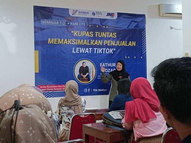 TDA Madiun Seminar 7.0 dan KMB Lite bertema 'Kupas Tuntas Memaksimalkan Penjualan Lewat Tiktok'.