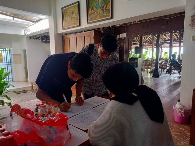 Registrasi sebelum mengikuti acara KMB Lite. dok