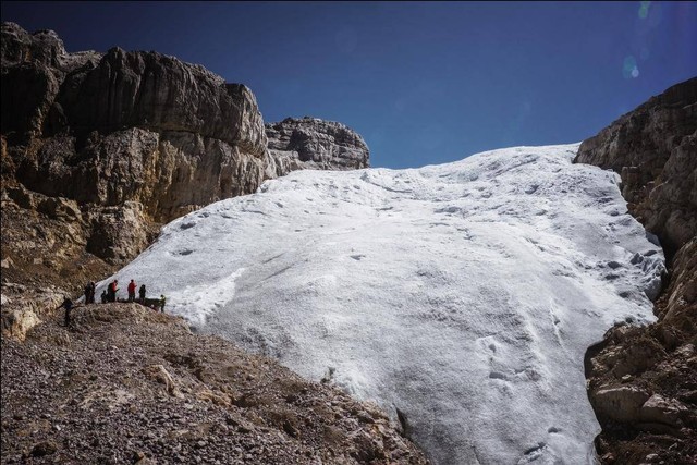 Es di p﻿uncak Gunung Cartentz di Taman Nasional Lorentz, Papua disebut sebagai salah satu situs Warisan Dunia PBB yang terancam lenyap.