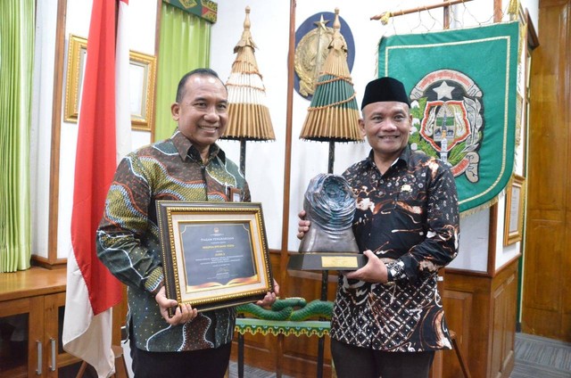 Pj Wali Kota Yogyakarta, Sumadi, saat menerima penghargaan Paritrana Award 2022 Foto: istimewa