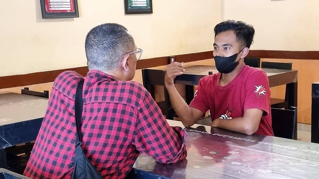 Karyawan Waroeng Spesial Sambal (SS) Manahan, Solo berbincang dengan Anggota Komisi IV DPRD Solo, Ginda Ferachtriawan, di rumah makan tersebut, Kamis (03/11/2022). FOTO: Fernando Fitusia