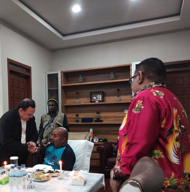 Ketua Komisi Pemberantasan Korupsi (KPK), Firli Bahuri saat berada di rumah Lukas Enembe di Koya Tengah Jayapura. (Foto istimewa)
