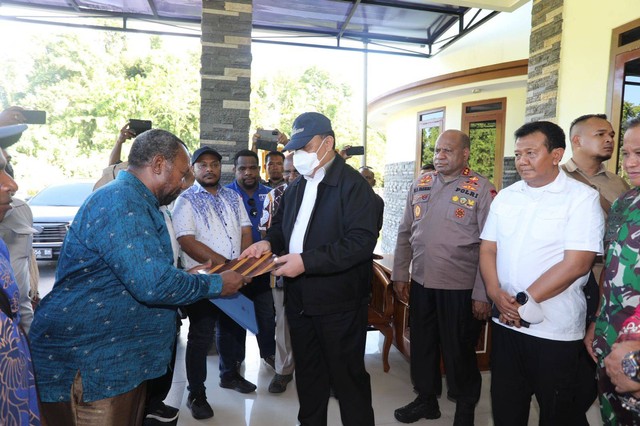 Ketua Komisi Pemberantasan Korupsi (KPK), Firli Bahuri saat berada di rumah Lukas Enembe di Koya Tengah Jayapura. (Foto istimewa)
