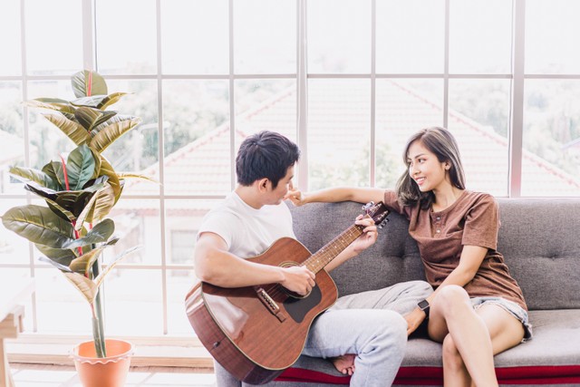 Ilustrasi perempuan lebih tertarik dengan pria yang bermain musik. Foto: PKStockphoto/Shutterstock