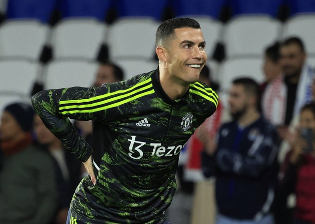 Pemain Manchester United Cristiano Ronaldo saat pemanasan sebelum pertandingan di Reale Arena, San Sebastian, Spanyol. Foto: Vincent West/Reuters