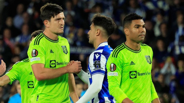 Pemain Manchester United Harry Maguire berjabat tangan dengan pemain Real Sociedad Martin Zubimendi setelah pertandingan di Reale Arena, San Sebastian, Spanyol. Foto: Vincent West/Reuters