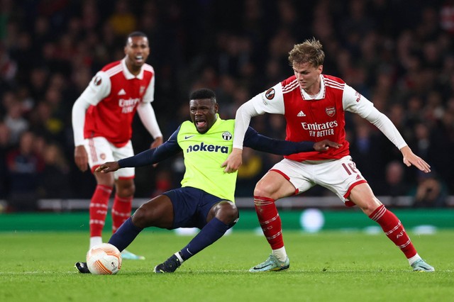 Rob Holding dari Arsenal beraksi dengan Tosin Aiyegun dari FC Zurich saat pertandingan di Stadion Emirates, London, Inggris. Foto: David Klein/Reuters