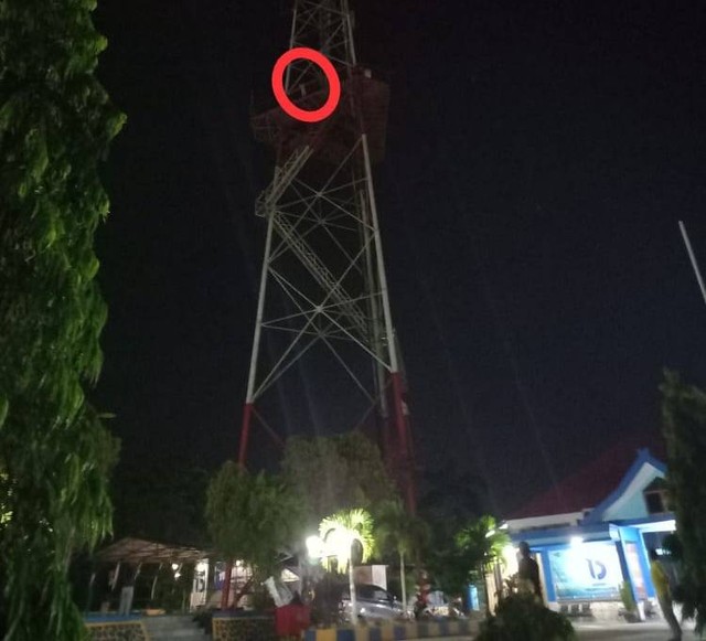 Korban dalam lingkaran merah saat berada di atas tower. Foto: Al Pagala/kendarinesia