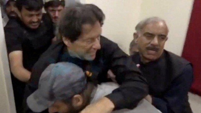 Imran Khan dilarikan ke dalam mobil setelah ditembak saat melakukan pawai.  