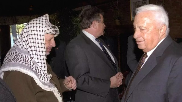 Yasser Arafat dengan Ariel Sharon, gambar diambil dari Washington Report on Middle East Affairs