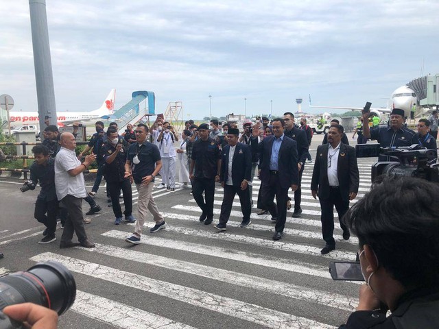 Anies Baswedan mendarat di bandara Kualanamu Medan.  Foto: Rafyq Panjaitan/kumparan