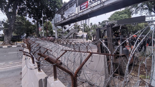 Kawat berduri dan pembatas akses ke Istana Merdeka, Jakarta Pusat, Jumat (4/11). Foto: Jonathan Devin/kumparan