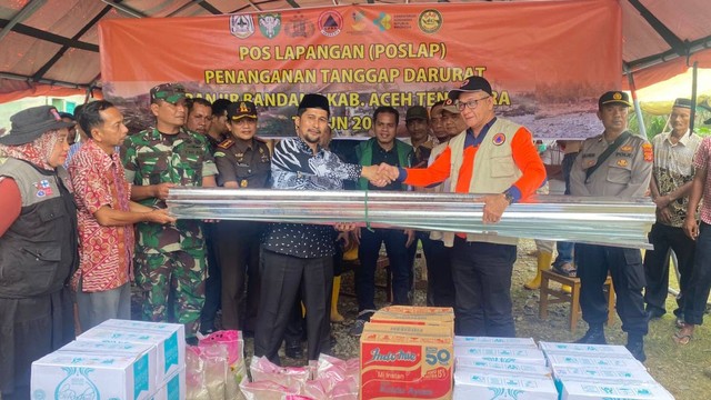 BPBA menyalurkan bantuan ke korban banjir bandang di Darul Hasanah, Aceh Tenggara, Kamis (3/11). Foto: BPBA