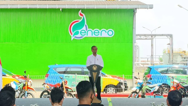 Presiden Jokowi kunjungan kerja ke  Pabrik Bioetanol PT. Enero PTPN X Jalan Raya Gempolkerep, Kecamatan Gedeg, Mojokerto, Jawa Timur pada Jumat (4/11/2022). Foto: Farusma Okta Verdian/kumparan