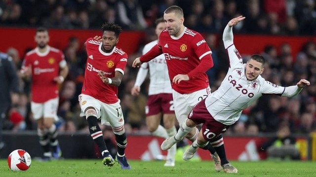 Pemain Manchester United Luke Shaw berebut bola dengan pemain Aston Villa pada pertandingan Putara Ketiga Piala FA di Old Trafford, Manchester, Inggris.
 Foto: Phil Noble/REUTERS