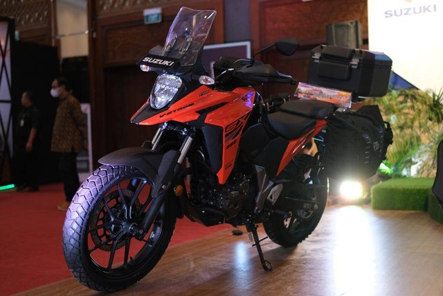Suzuki V-Strom SX 250 melantai di pameran Indonesia Motorcycle Show (IMOS) 2022, JCC Senayan. Foto: dok. Suzuki Indomobil Sales (SIS)