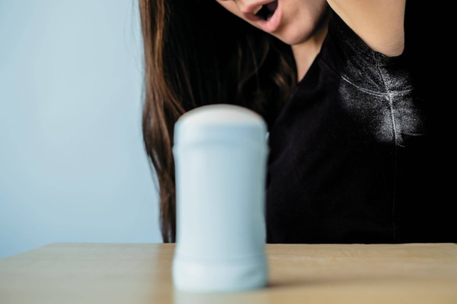 Ilustrasi noda di pakaian akibat deodoran. Foto: Shutterstock