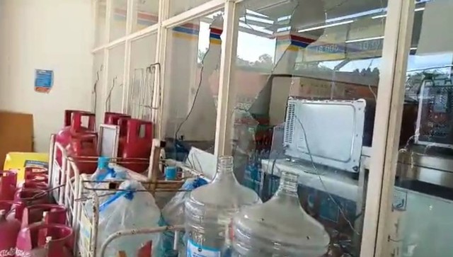 Kaca minimarket yang dipecahkan ODGJ di Konawe Selatan. Foto: Ist