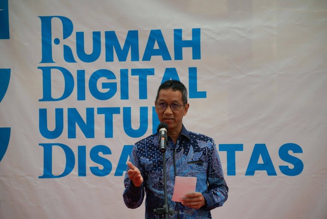 Sejumlah penyandang disabilitas memindai kode batang aplikasi Productive+ usai peresmian Rumah Digital Penyandang Disabilitas di Jakarta, Jumat (4/11/2022). Foto: Jamal Ramadhan/kumparan