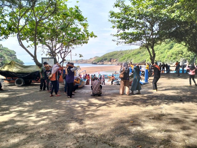 Suasana simulasi tsunami di Pantai Baron yang dilakukan SAR Satlinmas Wilayah 3 bersama warga, Jumat (4/11/2022). Foto: erfanto/Tugu Jogja