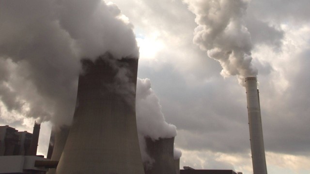 Ilustrasi. Pembangkit listrik tenaga uap (PLTU) batu bara membakar bahan bakar fosil untuk menghasilkan listrik. Foto: Bronswerk | Getty Images. 
