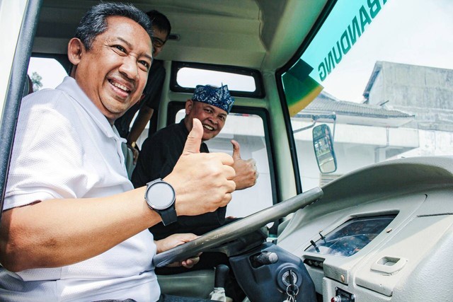 Wali Kota Bandung, Yana Mulyana sesaat sebelum penyerahan satu unit bus kepada Ketua KONI Kota Bandung, Nuryadi, di Kantor KONI Kota Bandung, Jalan Jakarta, Kamis 3 November 2022.
