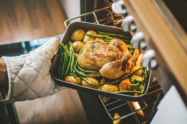Ilustrasi memasak dengan oven. Foto: Shutterstock