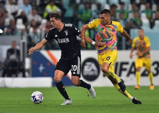 Pemain Juventus Fabio Miretti duel dengan Mehdi Bourabia dari Spezia saat pertandingan Serie A di Allianz Stadium, Turin, Italia. Foto: Massimo Pinca/Reuters