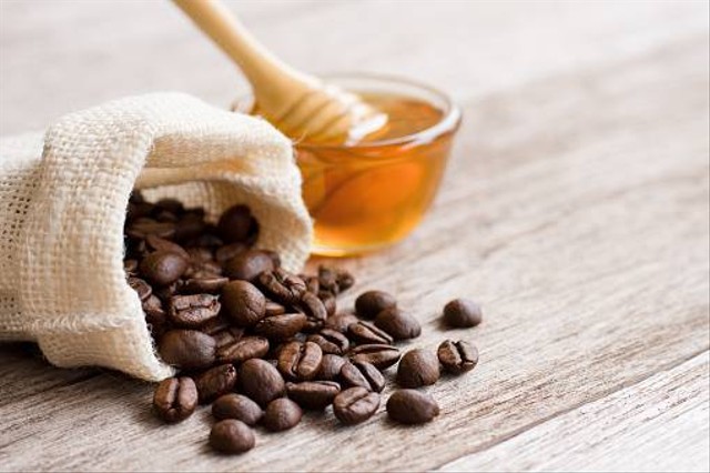 Ilustrasi manfaat kopi campur madu bagi kesehatan. Foto: Unsplash