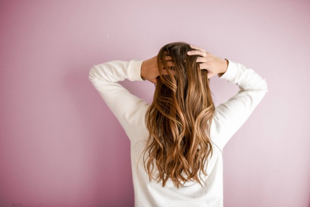 Minyak kemiri adalah salah satu bahan alami yang baik untuk kesehatan rambut dan kulit kepala. Foto: Pexels.com