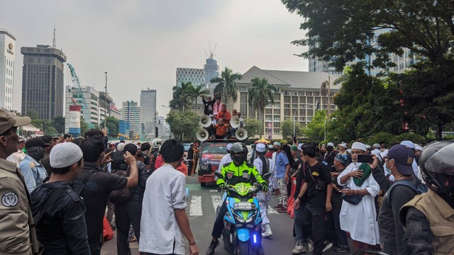 Massa aksi 411 mulai berdatangan ke kawasan Patung Kuda, Jakarta Pusat, Jumat (4/11). Foto: Jonathan Devin/kumparan