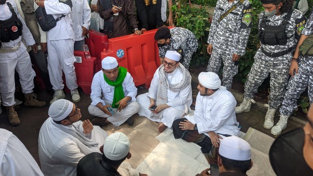 Massa aksi 411 mulai berdatangan ke kawasan Patung Kuda, Jakarta Pusat, Jumat (4/11).  Foto: Jonathan Devin/kumparan